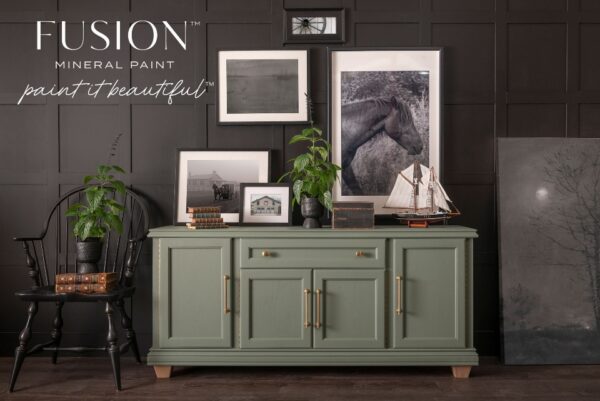 19 Fusion Mineral Paint Carrage House Credenza Paint Staalmeester Brush WR 230509 2107 Edit1 Carriage House Fusion Mineral Paint